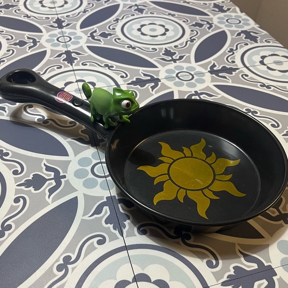 Disney Tangled Rapunzel Frying Pan Skillet Costume Toy w/Pascal figure on handle - Picture 3 of 6